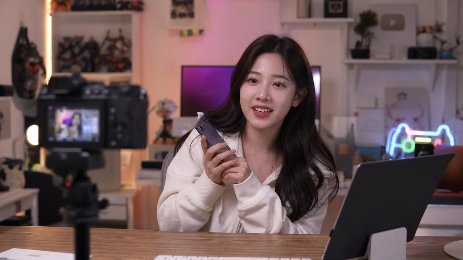 아늑한 방에서 유튜브 콘텐츠를 촬영하는 젊은 여성