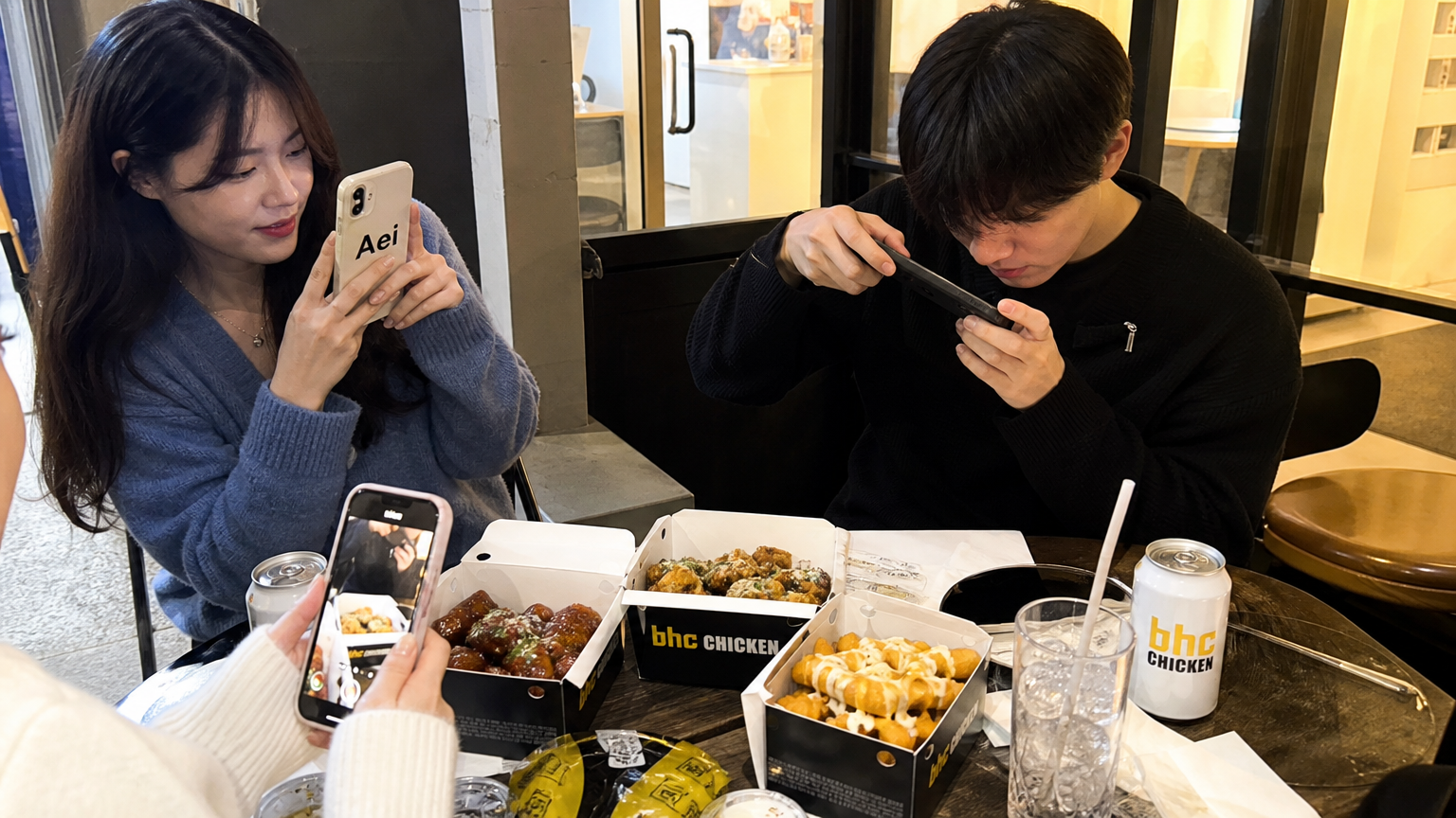 트렌디한 카페에서 창의적인 BHC치킨 조합을 사진 찍는 젊은이들