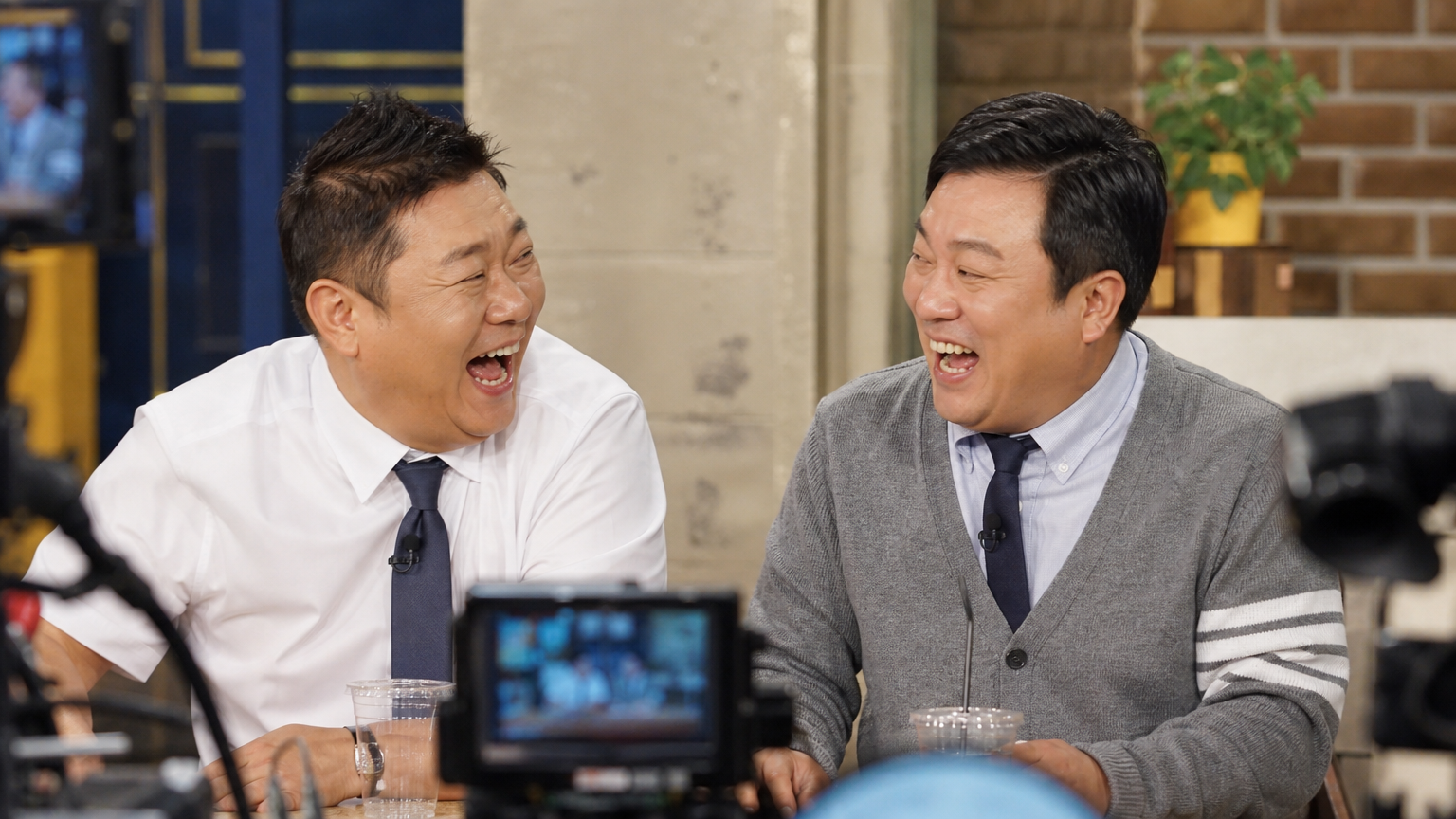 촬영장에서 함께 웃고 있는 두 명의 개그맨들 모습