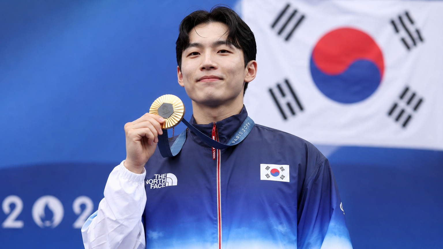 국제 스포츠 행사 시상대에 서 있는 자랑스러운 한국 운동선수의 모습