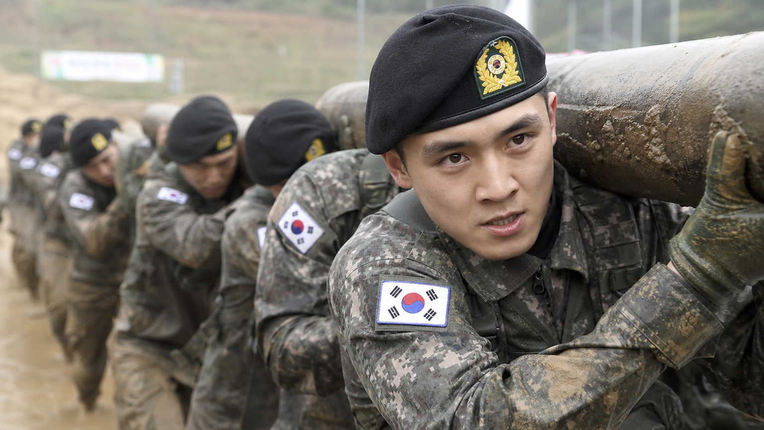 군복을 입고 훈련 중인 젊은 한국 남성 운동선수의 결단력 있는 모습