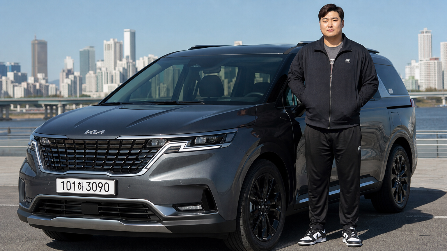 한국 야구 스타 류현진이 실용적인 패밀리 SUV 옆에 서 있는 모습