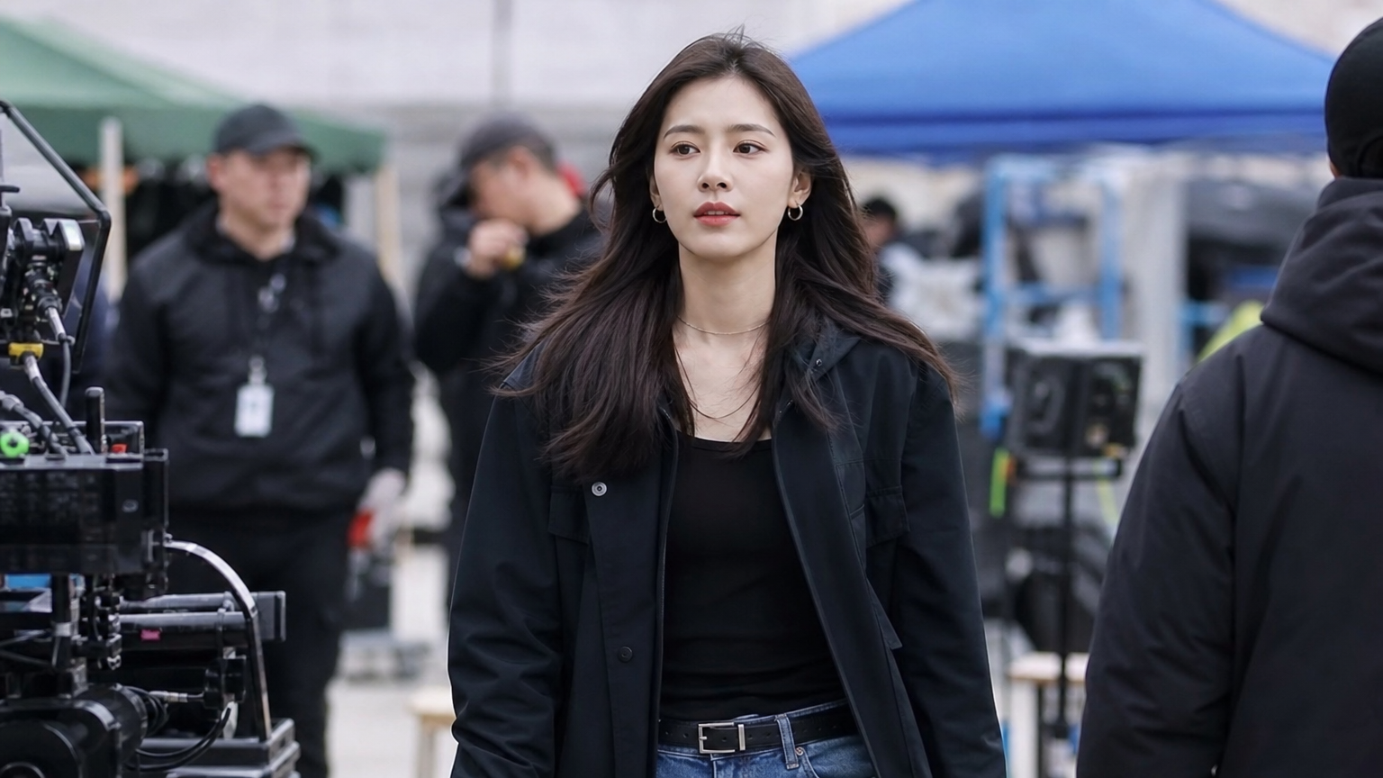 카메라 장비와 함께 영화 세트장에서 촬영 중인 배우