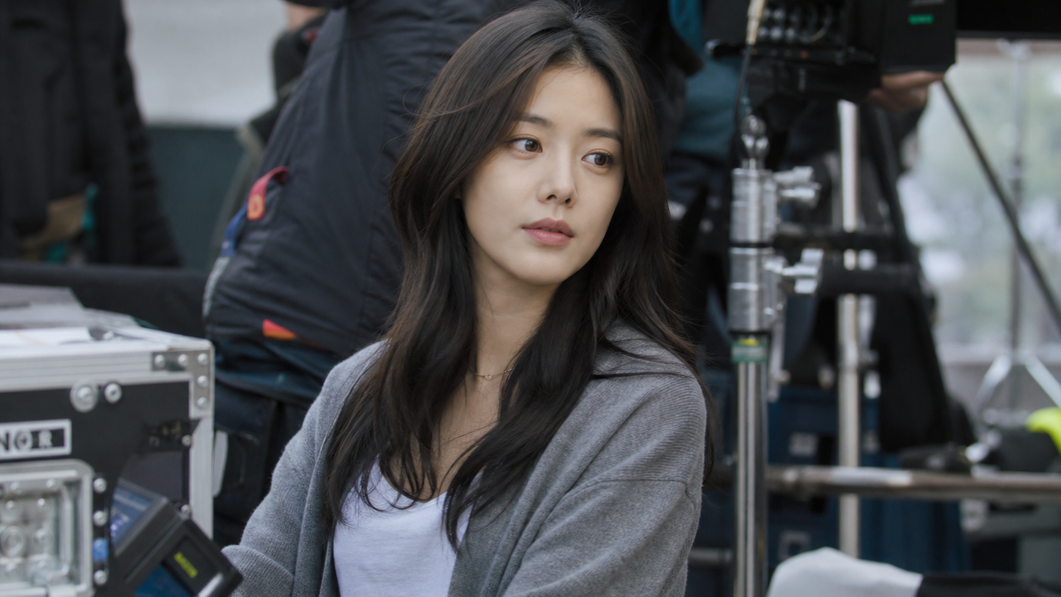 영화 세트장에서 캐릭터에 몰입한 한국 여배우
