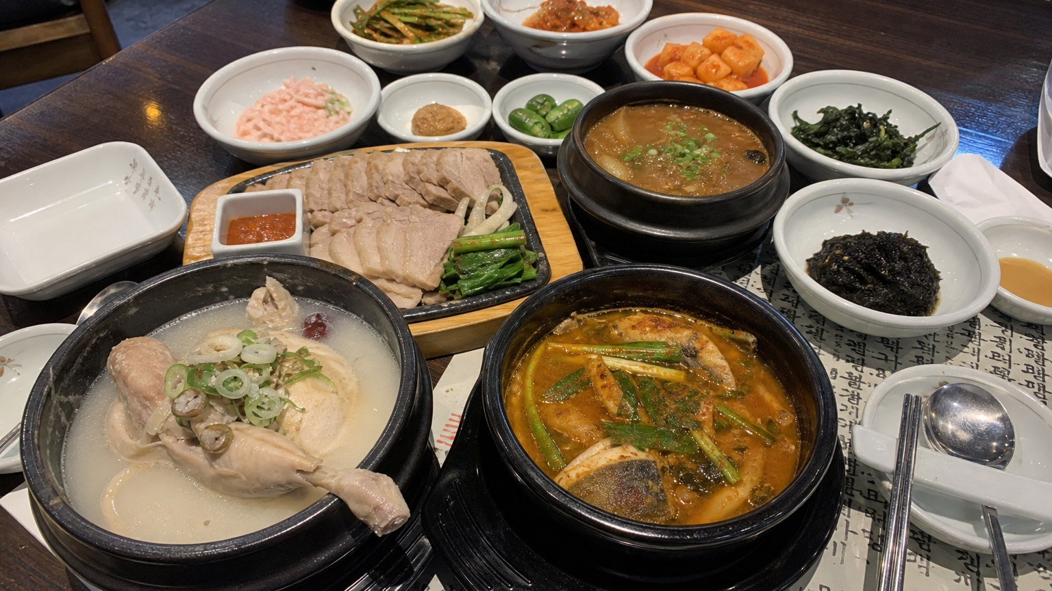 삼계탕과 장어구이 등 다양한 현대 보양식으로 가득 찬 한식 상차림