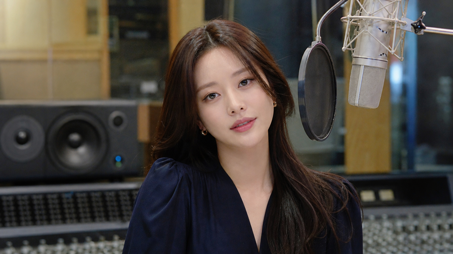 다양한 분야에서 활약하는 현대적인 여성 연예인의 스튜디오 촬영