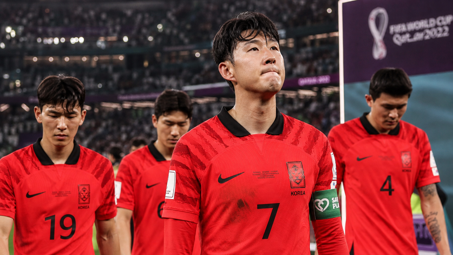 실망하면서도 결의를 다지는 한국 선수들의 퇴장 모습