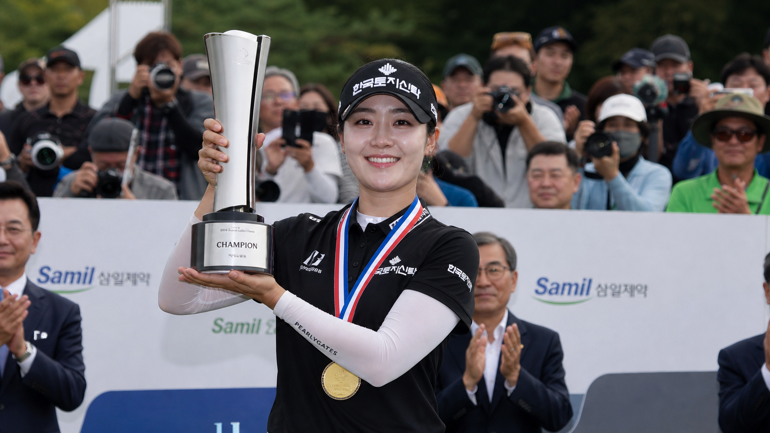 한국 여성 골퍼가 대회에서 우승 후 트로피를 들고 있는 모습