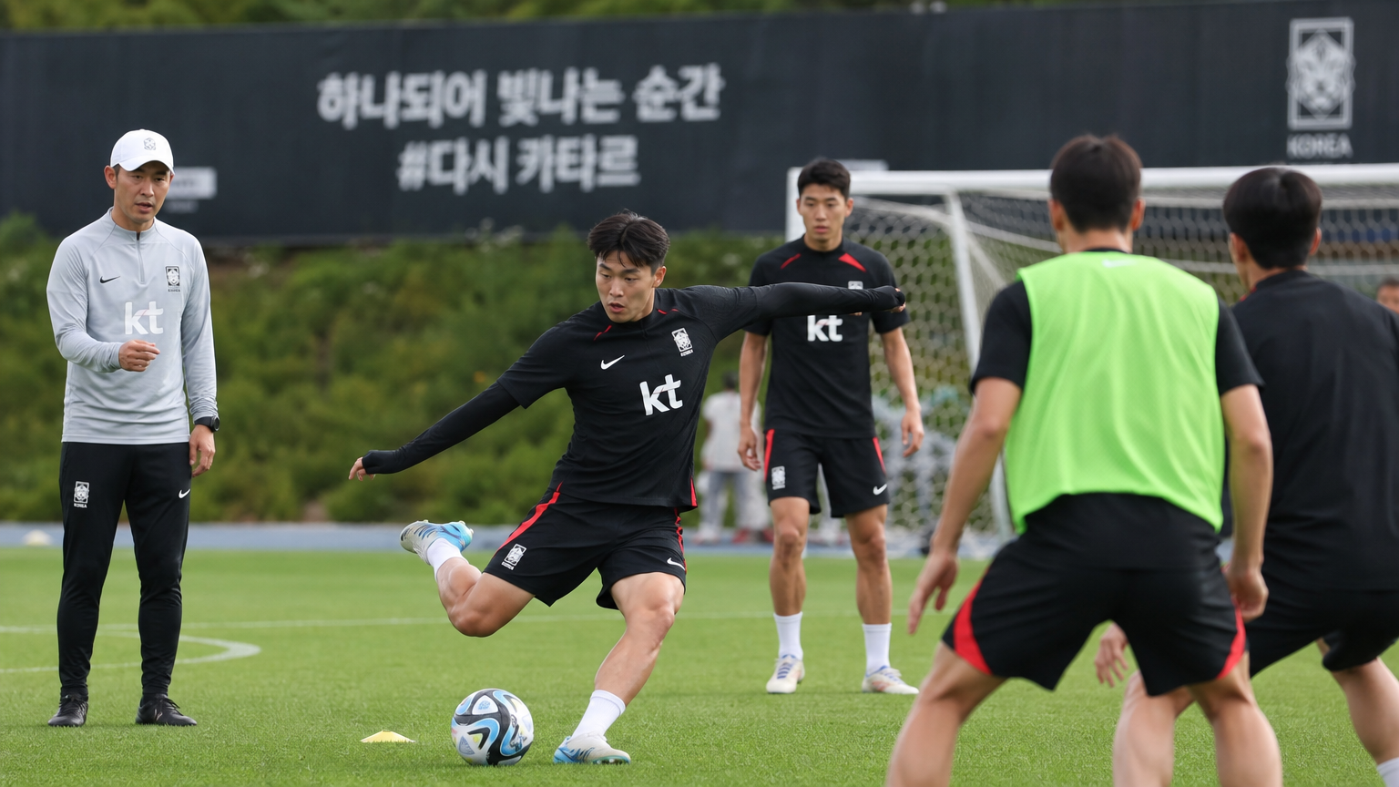 훈련 중 전략적 패스를 시도하는 한국 축구 선수의 역동적인 장면