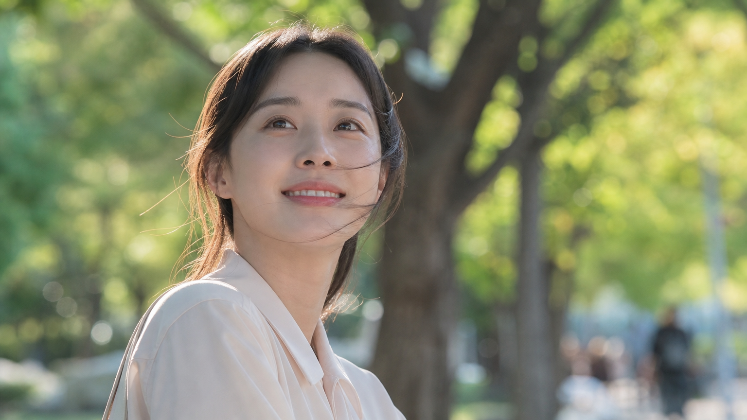 새로운 사랑과 함께 공원에서 행복해하는 현대적인 여배우