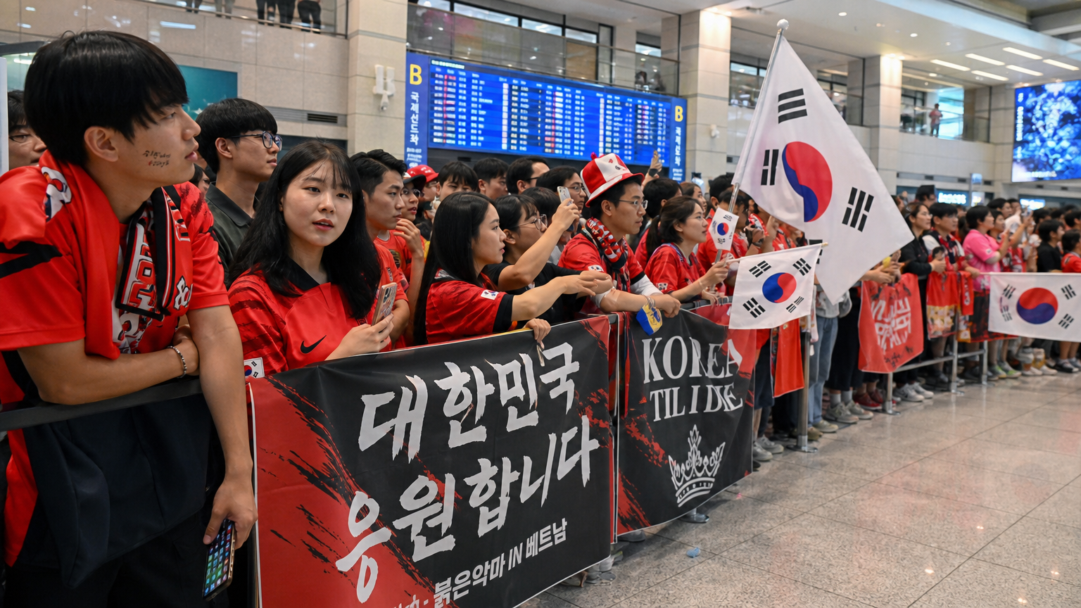 인천공항에서 태극기를 흔들며 한국 축구 대표팀의 귀국을 기다리는 팬들 모습