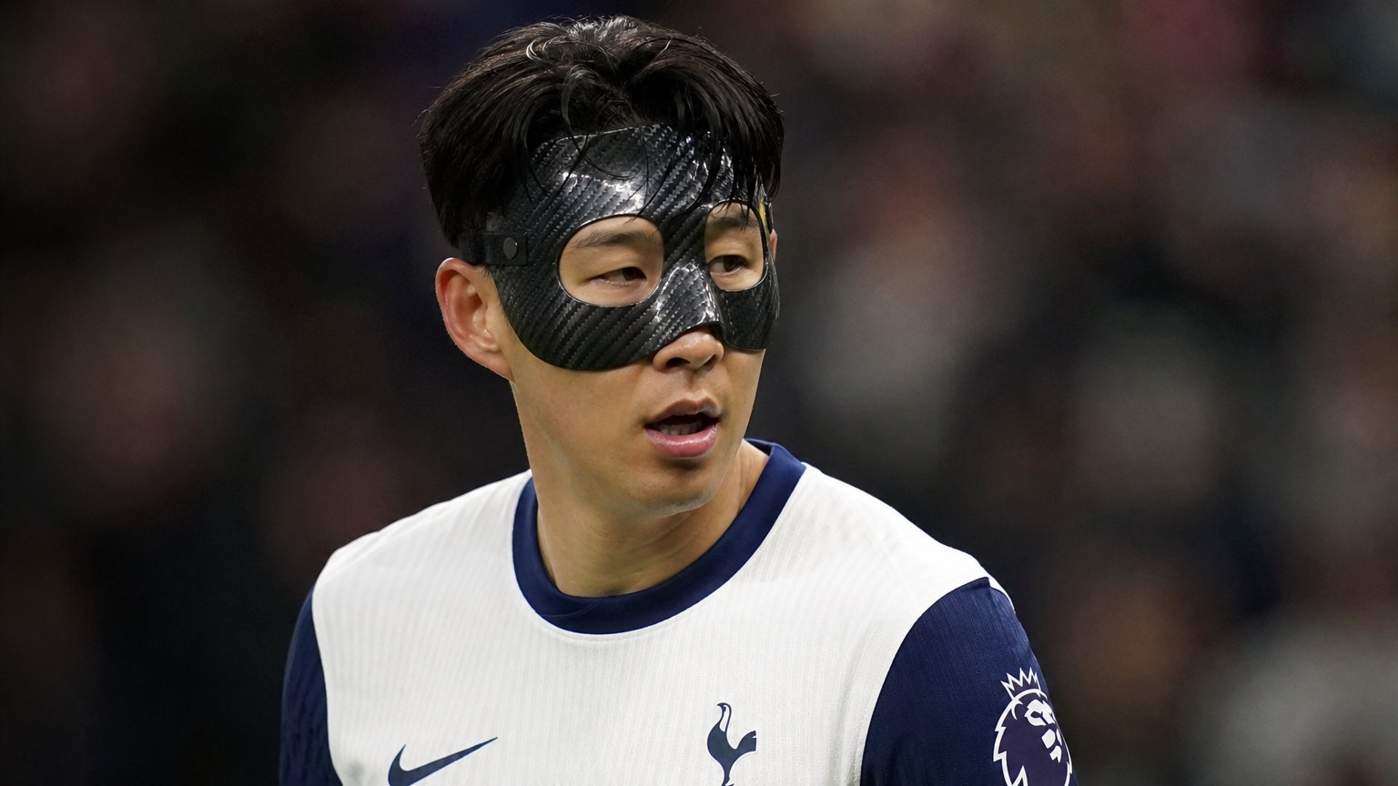 경기장에서 카본 마스크를 착용하고 경기에 임하는 손흥민 선수의 투혼