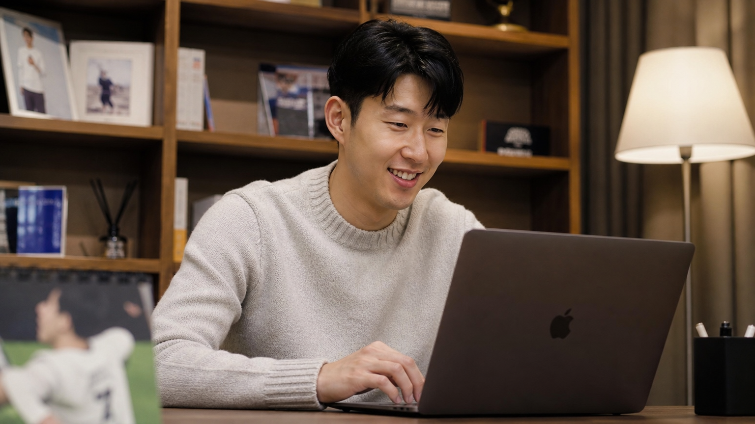 따뜻한 방에서 노트북으로 팬들에게 메시지를 전하는 손흥민 선수