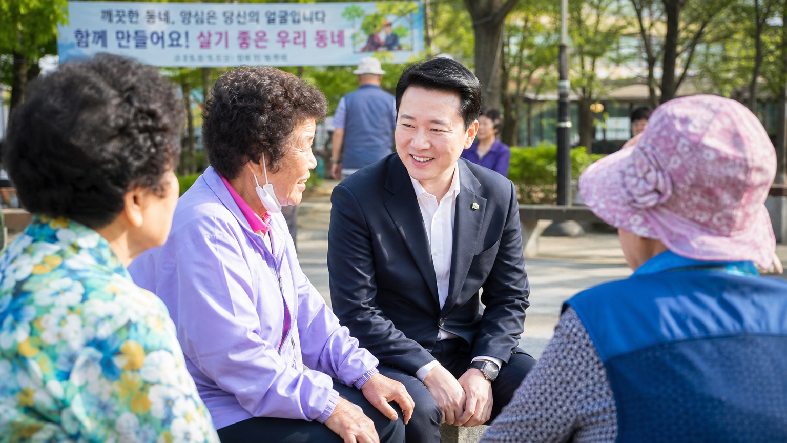 시장이나 공원을 방문하여 직접 주민들의 이야기를 듣는 시의원의 모습