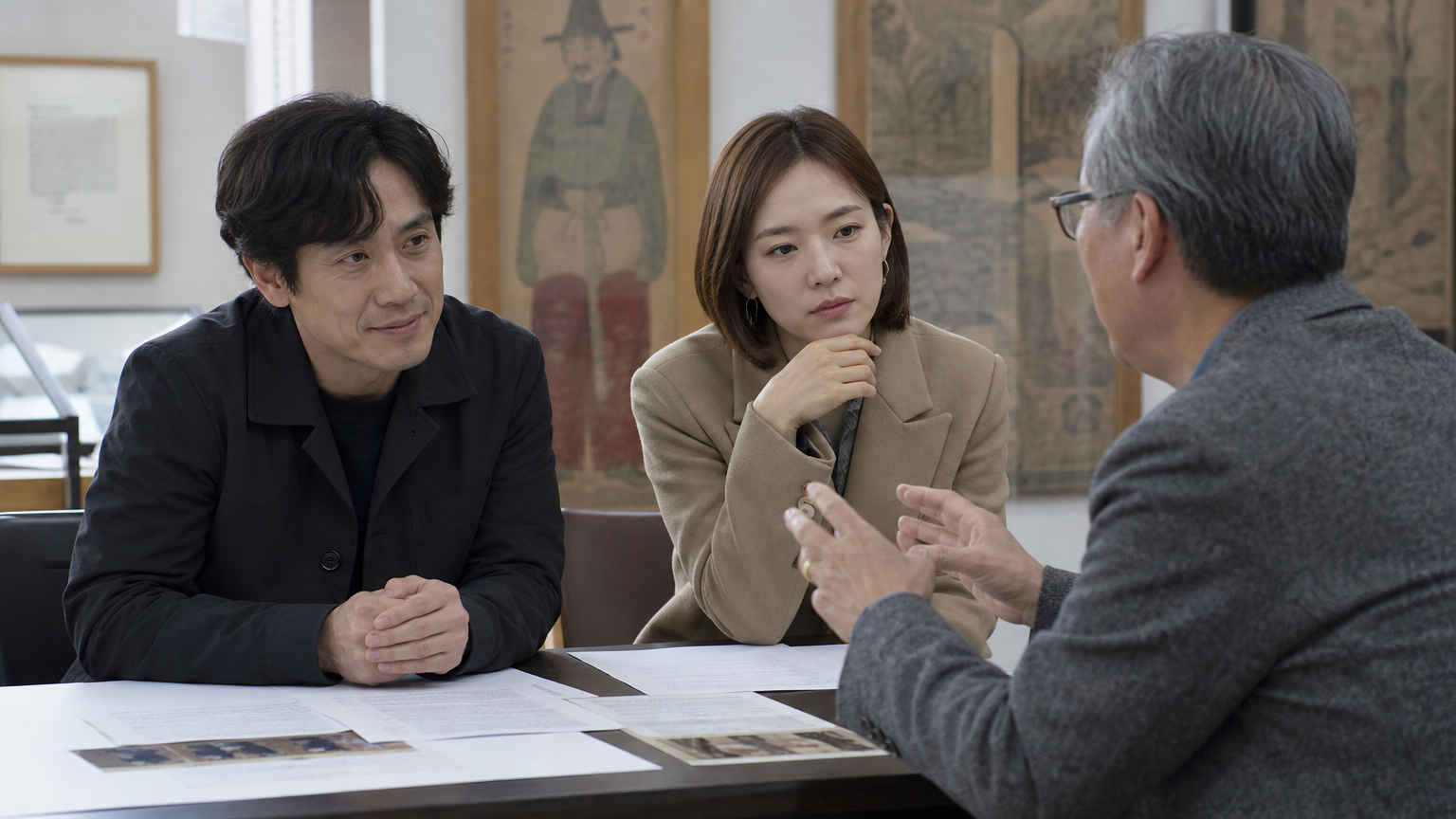 스튜디오에서 민속학자와 토론하는 배우 신하균과 한예리의 모습