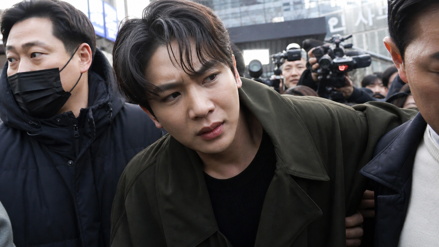 공공장소에서 파파라치에게 시달리는 스트레스를 받는 배우