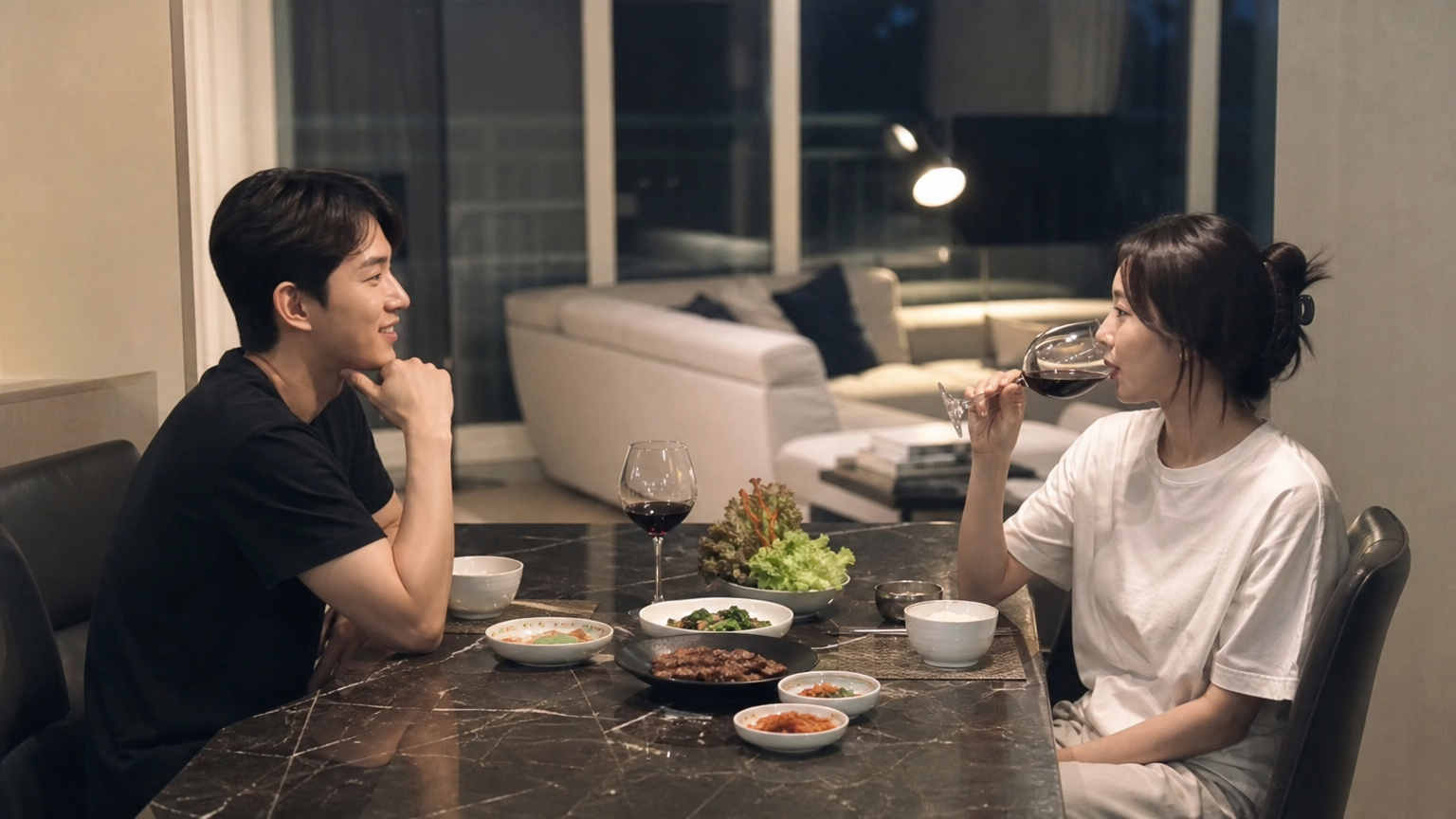 집에서 조용히 저녁 식사를 하는 은밀한 커플의 친밀하고 편안한 분위기