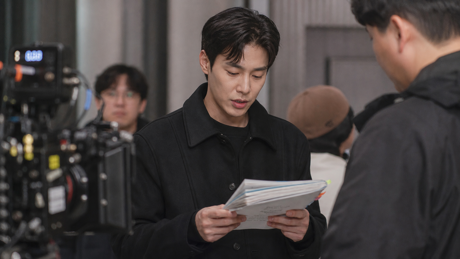 드라마 촬영장에서 열정적으로 대사를 연습하는 한국 배우 모습