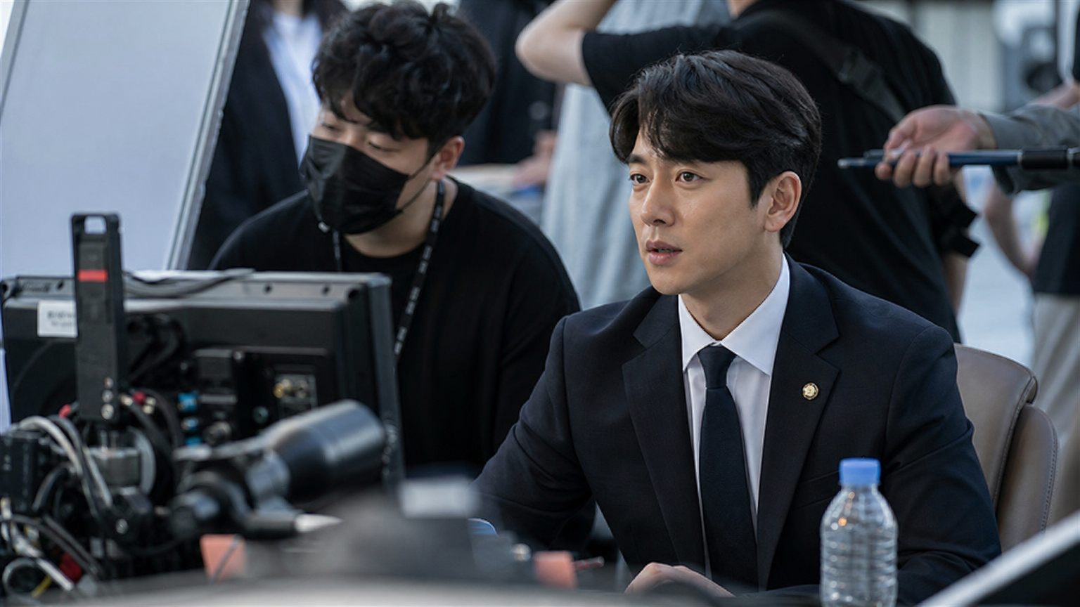 드라마 촬영장에서 열정적으로 연기에 몰두하는 전문적인 한국 배우의 모습