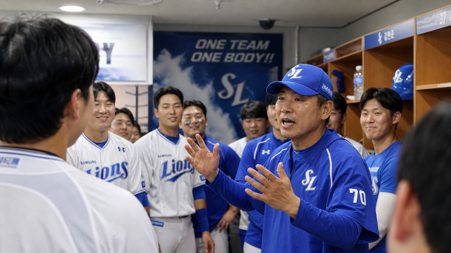경기 후 라커룸에서 팀에게 영감을 주는 연설을 하는 한국 야구 코치