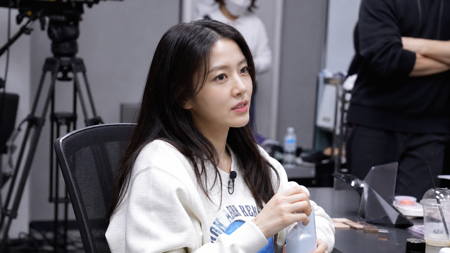 예능 프로그램 촬영장에서 편안한 분위기의 배우 모습