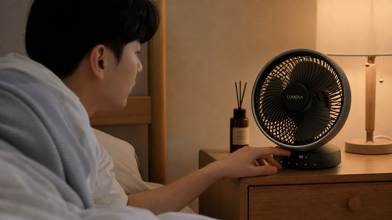 아늑한 침실에서 숙면을 위해 루메나 선풍기에 맞춤형 타이머를 설정하는 모습