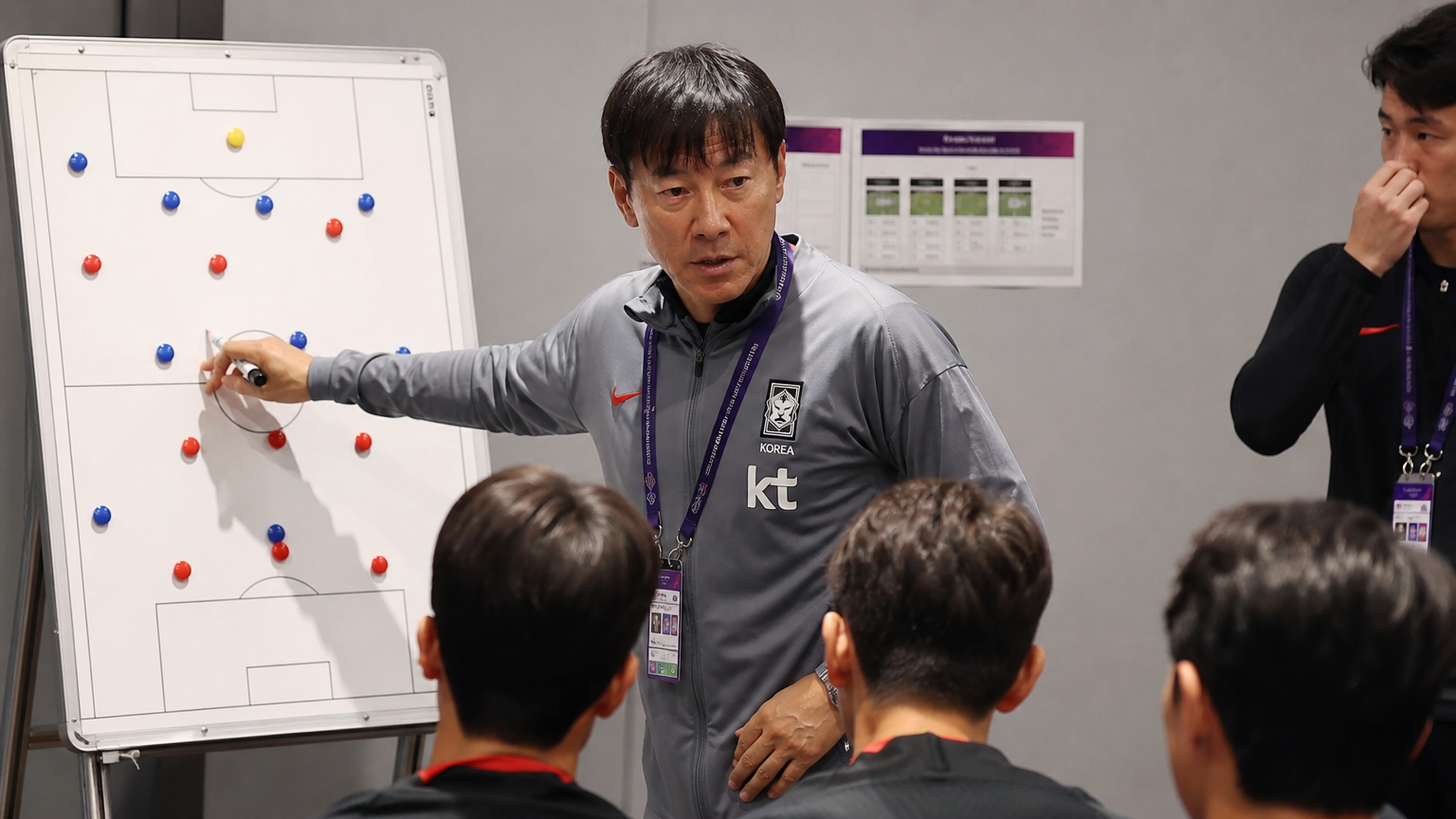경기 전 라커룸에서 전략 지시를 내리는 한국 국가대표팀 감독