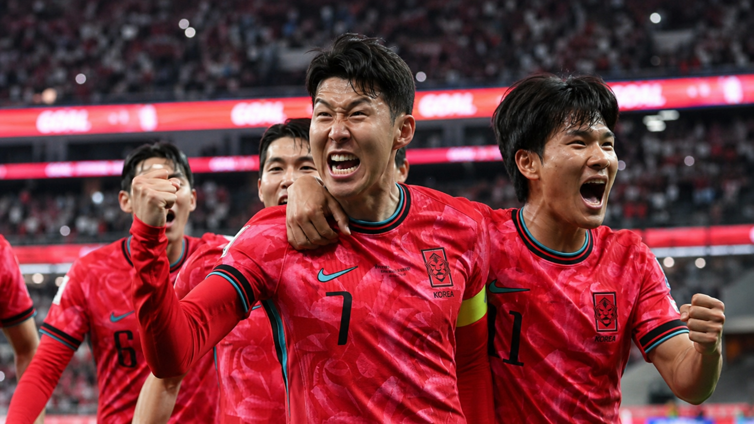 한국 축구 국가대표팀 선수들이 경기장에서 환호하며 기뻐하는 모습