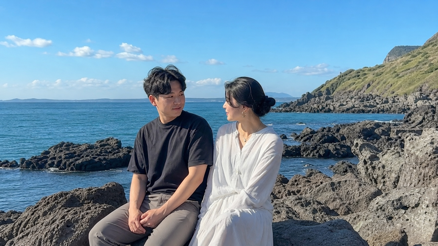 제주의 바다와 자연을 배경으로 평화로운 시간을 보내는 현대적인 한국인 커플