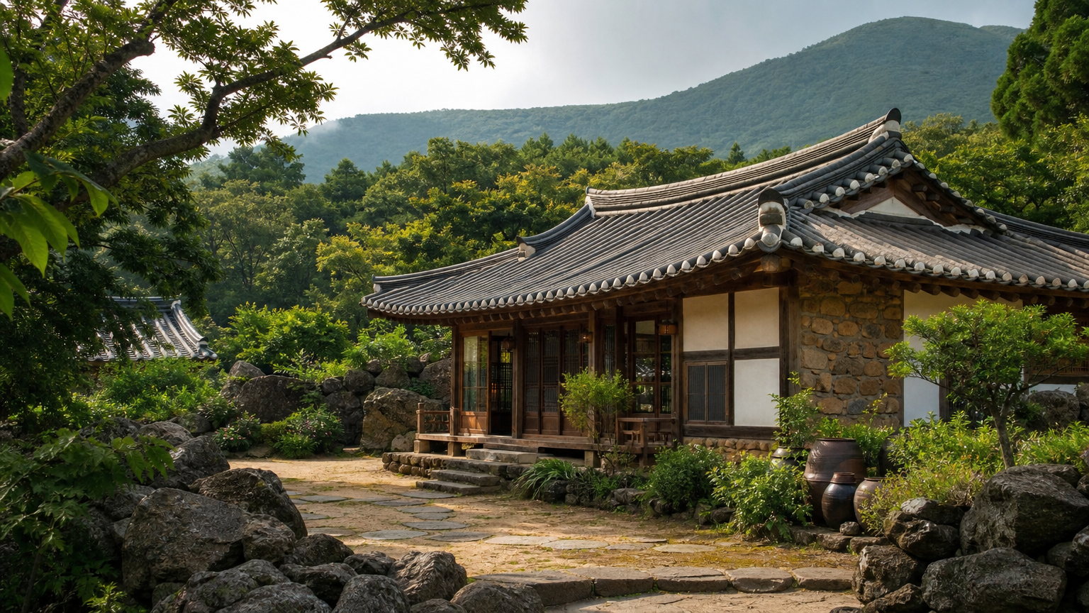제주 애월읍 소길리에 자리 잡은 전통 한옥 스타일의 집과 그 주변 풍경