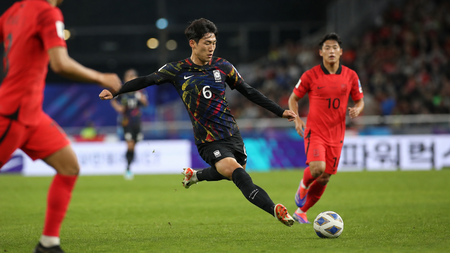 경기장에서 정확한 패스를 수행하는 축구 선수의 모습