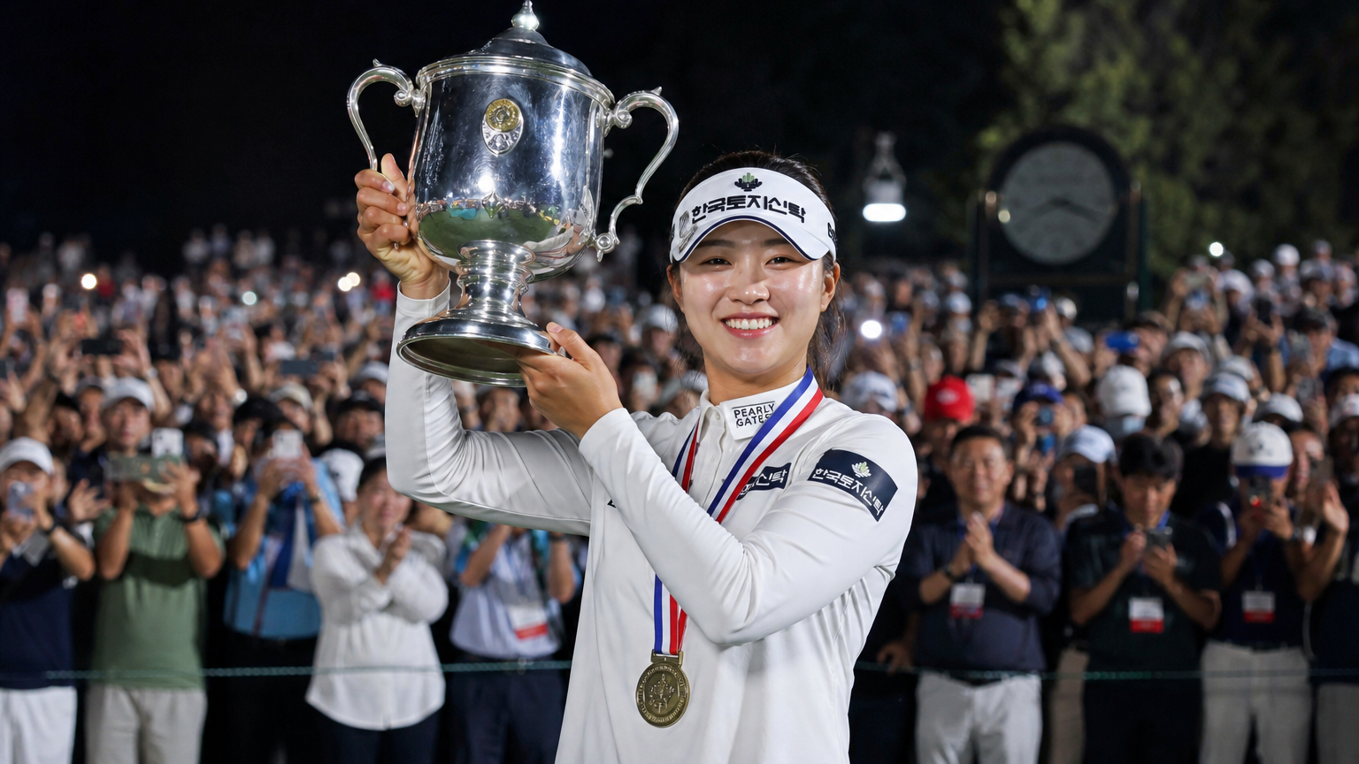 트로피를 들고 포디움 위에서 환호하는 여성 골퍼
