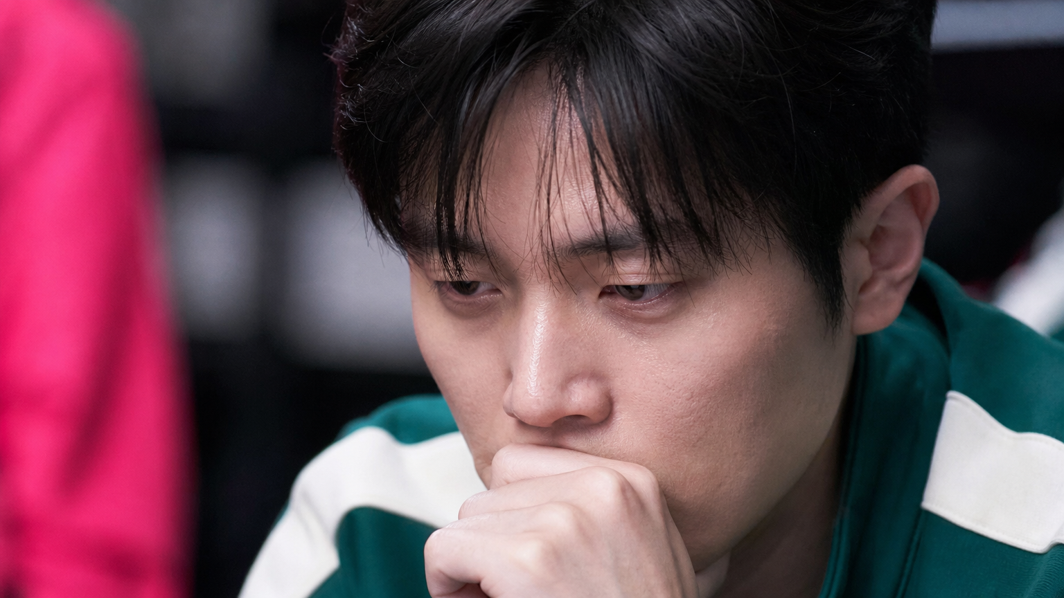 심리적 도전 중 깊은 생각에 잠긴 한국 참가자의 클로즈업