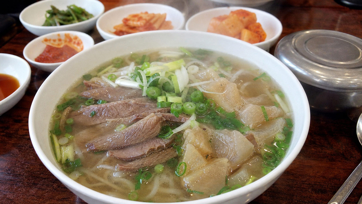 차돌박이와 힘줄이 들어간 뜨거운 베트남 쌀국수가 놓인 한국식 식탁