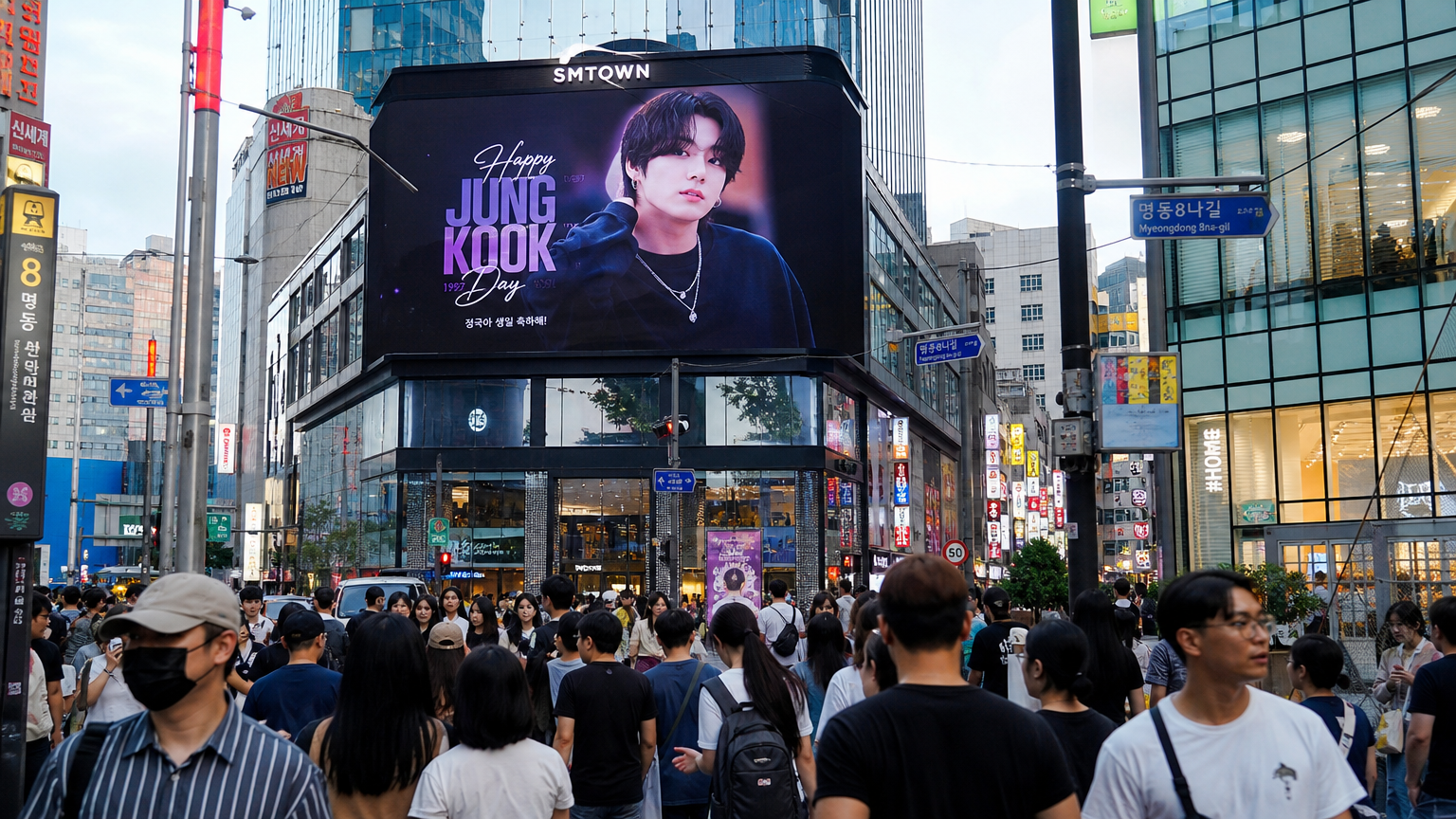 서울 거리에서 사람들이 걸어 다니고 유명 가수가 디지털 광고판에 등장하는 모습
