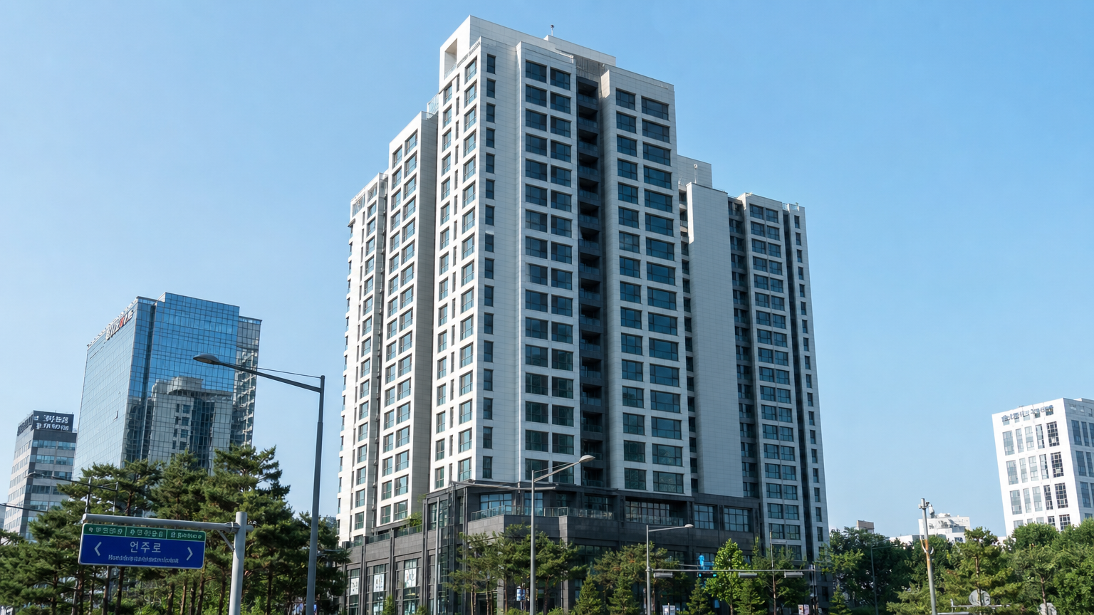 맑은 하늘 아래 서울 강남 지역의 현대적 아파트 건물