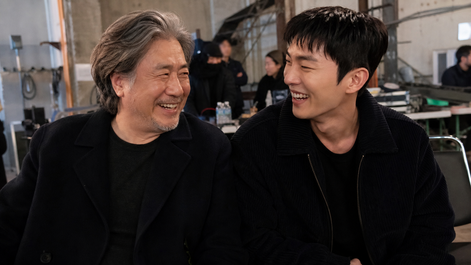 베테랑 배우 최민식과 젊은 배우 최현욱이 함께 웃고 있는 촬영 현장 모습