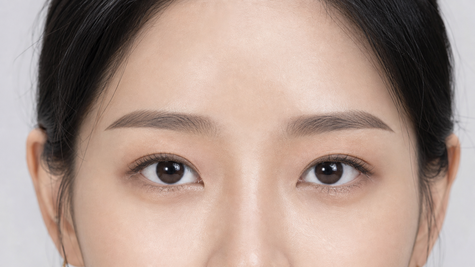 자연스럽고 적당한 두께감을 가진 반아치형 눈썹을 클로즈업으로 보여주는 장면