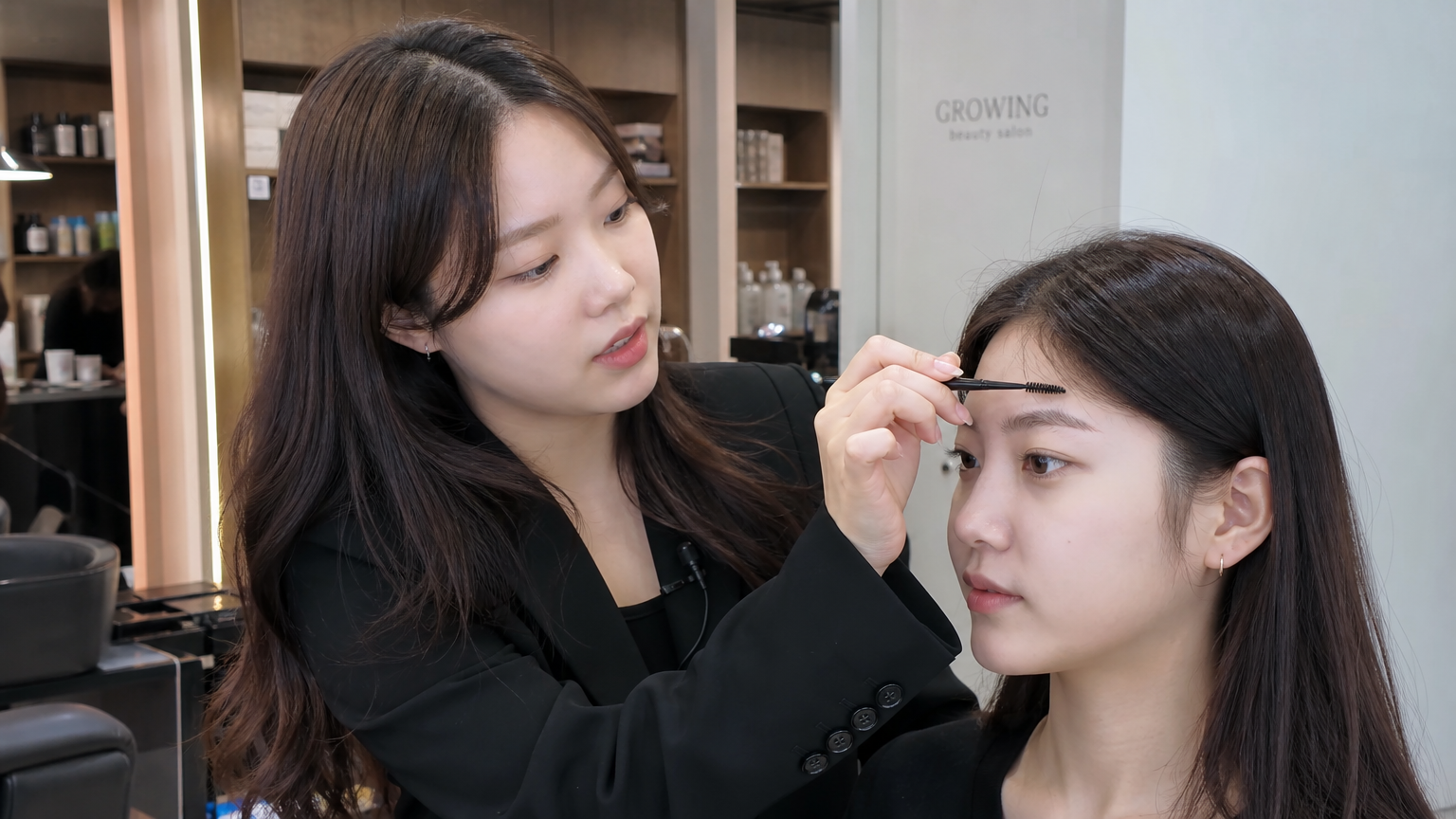미용사가 살아있는 눈썹 결을 강조하기 위해 브러시 기술을 시연하는 모습