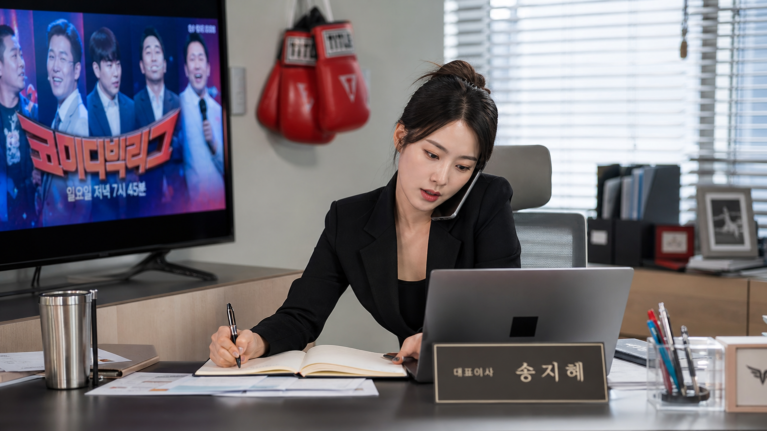 체육관에서 코치의 지시를 듣고 있는 집중하는 여성 복서