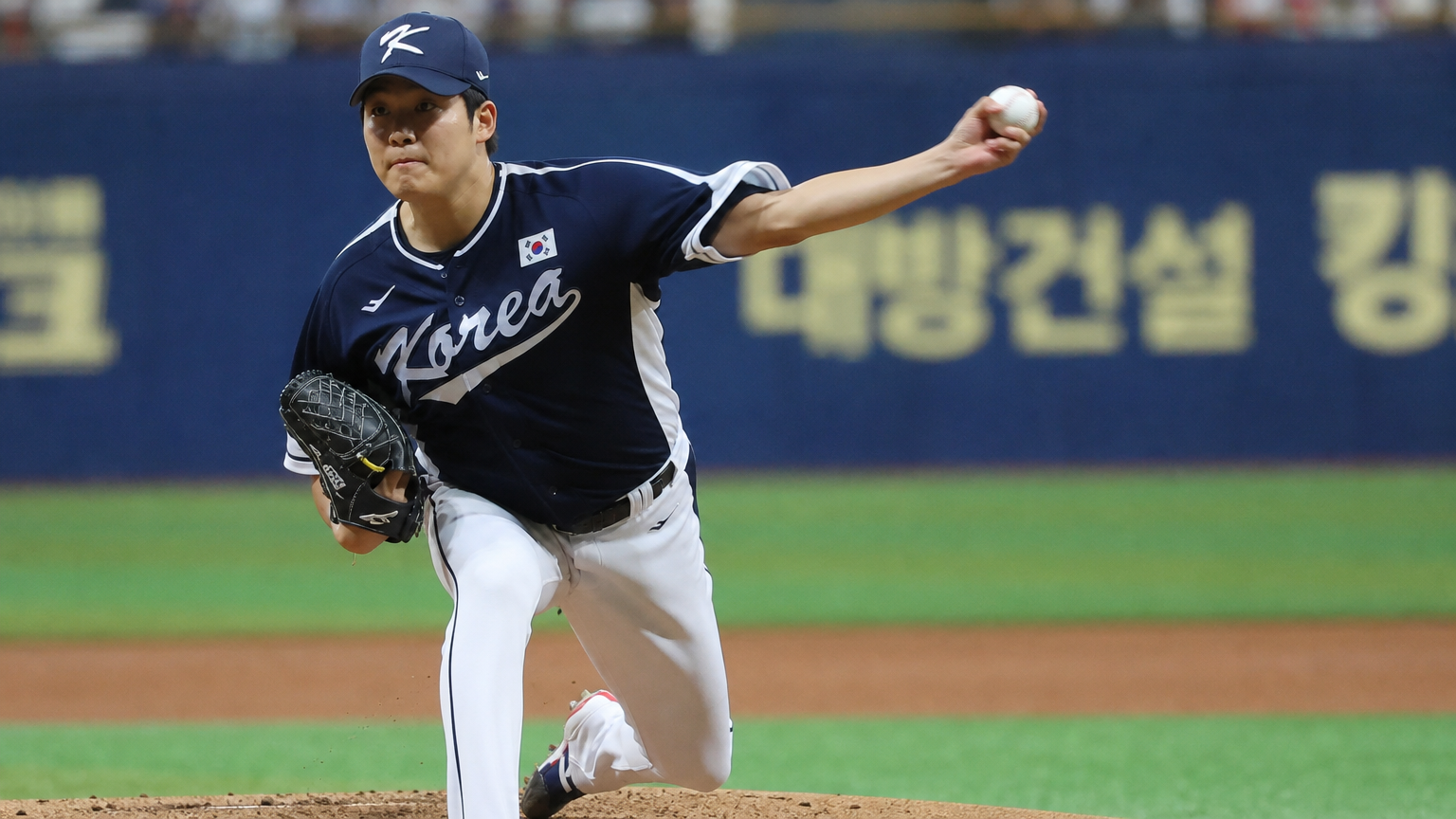 한국인 투수들이 경기장에서 몸을 푸는 모습