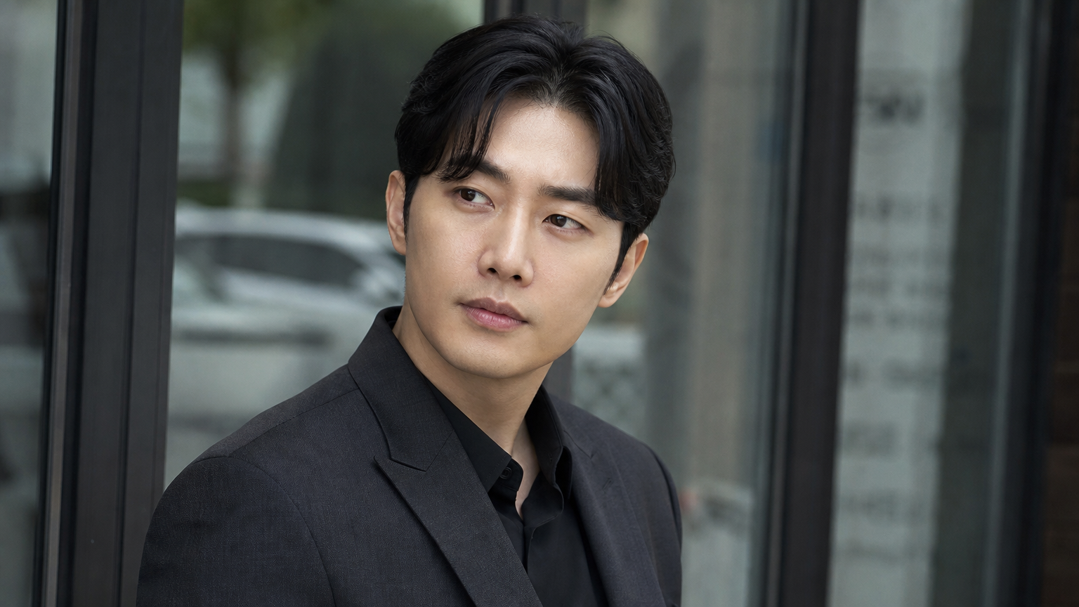 도심 속에서 멋진 수트를 입고 있는 현대 한국 남성의 프로페셔널한 모습