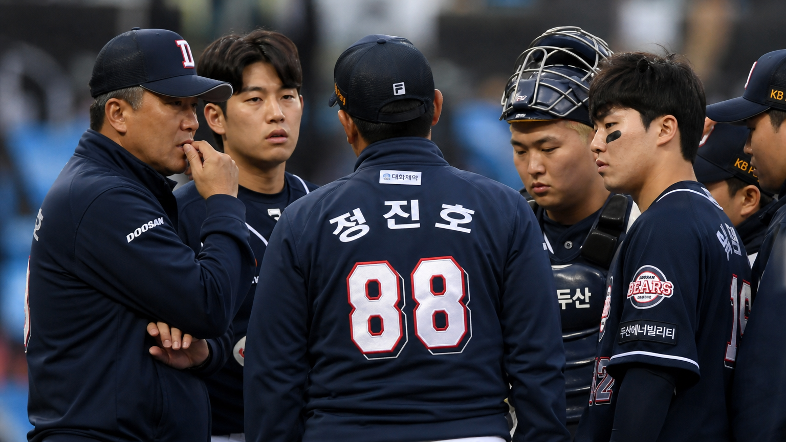 경기 중 잠시 멈추고 고민하는 두산 베어스 코치와 선수들