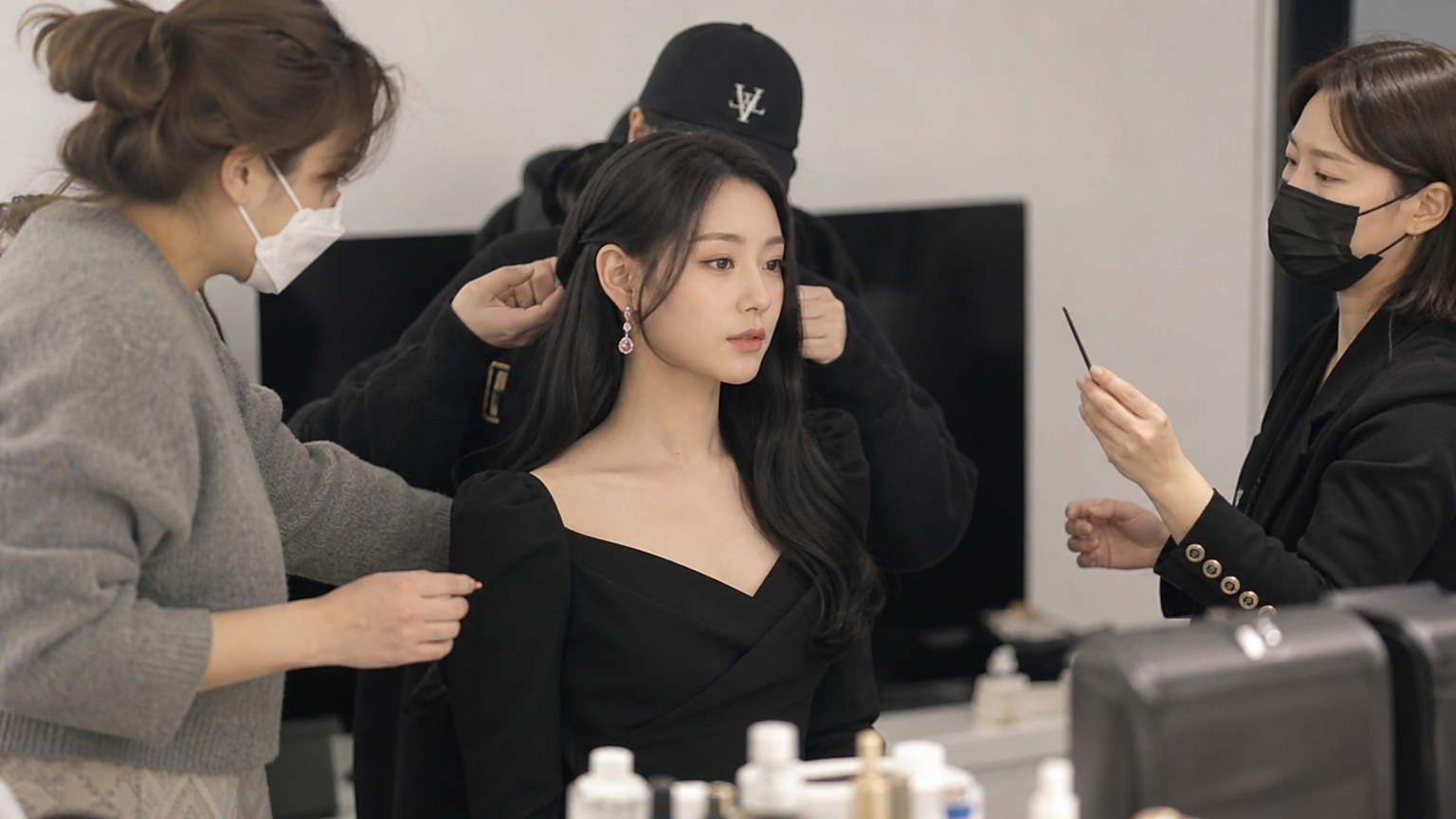 드라마 촬영장에서 재벌 상속녀 역할을 준비하는 김지원과 스타일리스트들