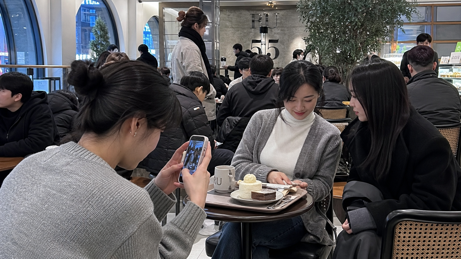 서울 카페에서 친구들과 일상을 사진으로 담는 인플루언서