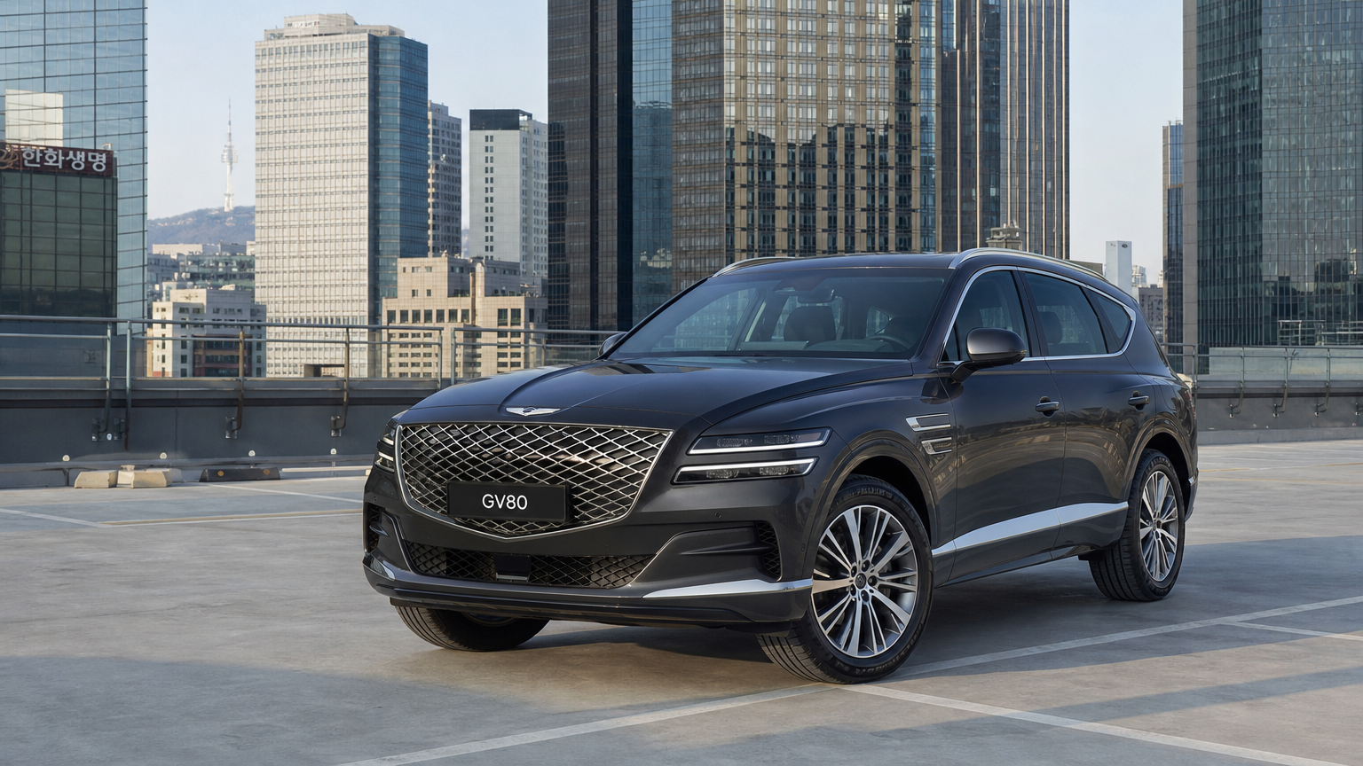 현대적인 도시 풍경 속 주차된 제네시스 GV80 SUV, 세련된 디자인 강조