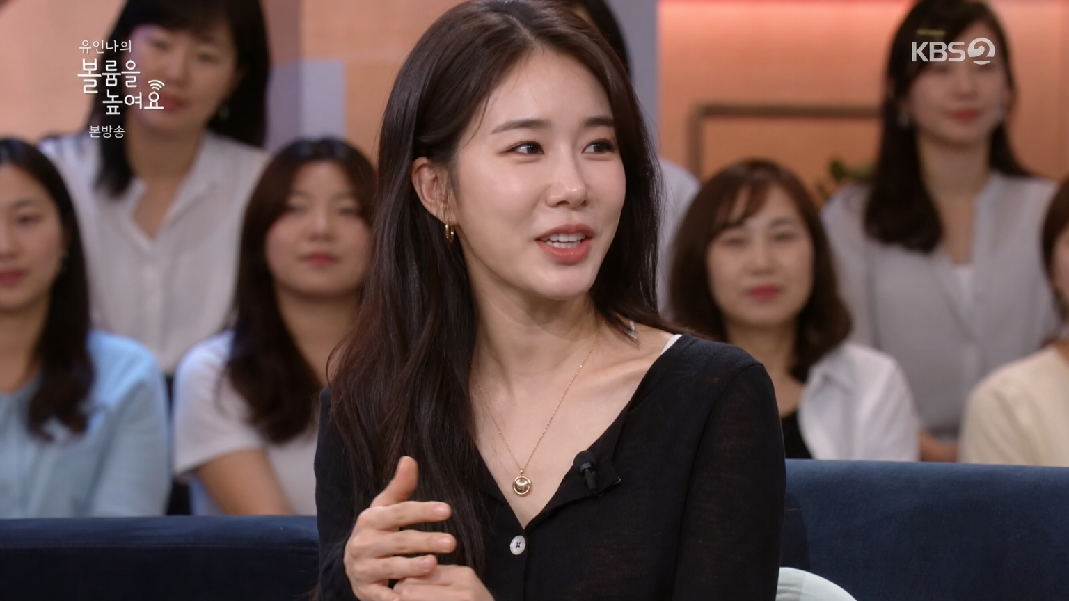 토크쇼에서 발레 이야기를 진솔하게 나누는 여배우와 그 이야기에 집중하는 관객들