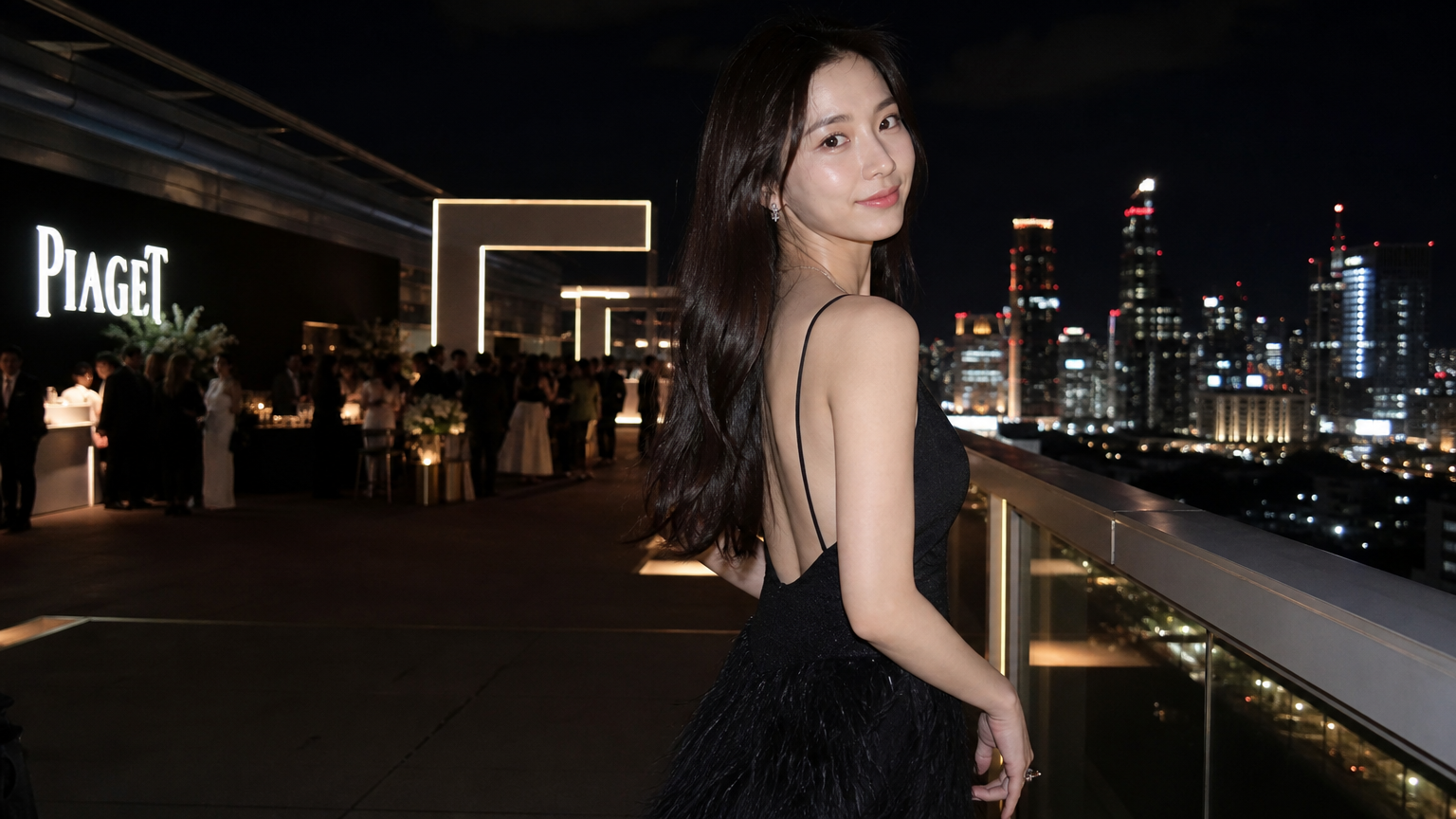 서울 야경이 배경인 고급스러운 옥상 행사에서 우아한 포즈를 취하는 여성