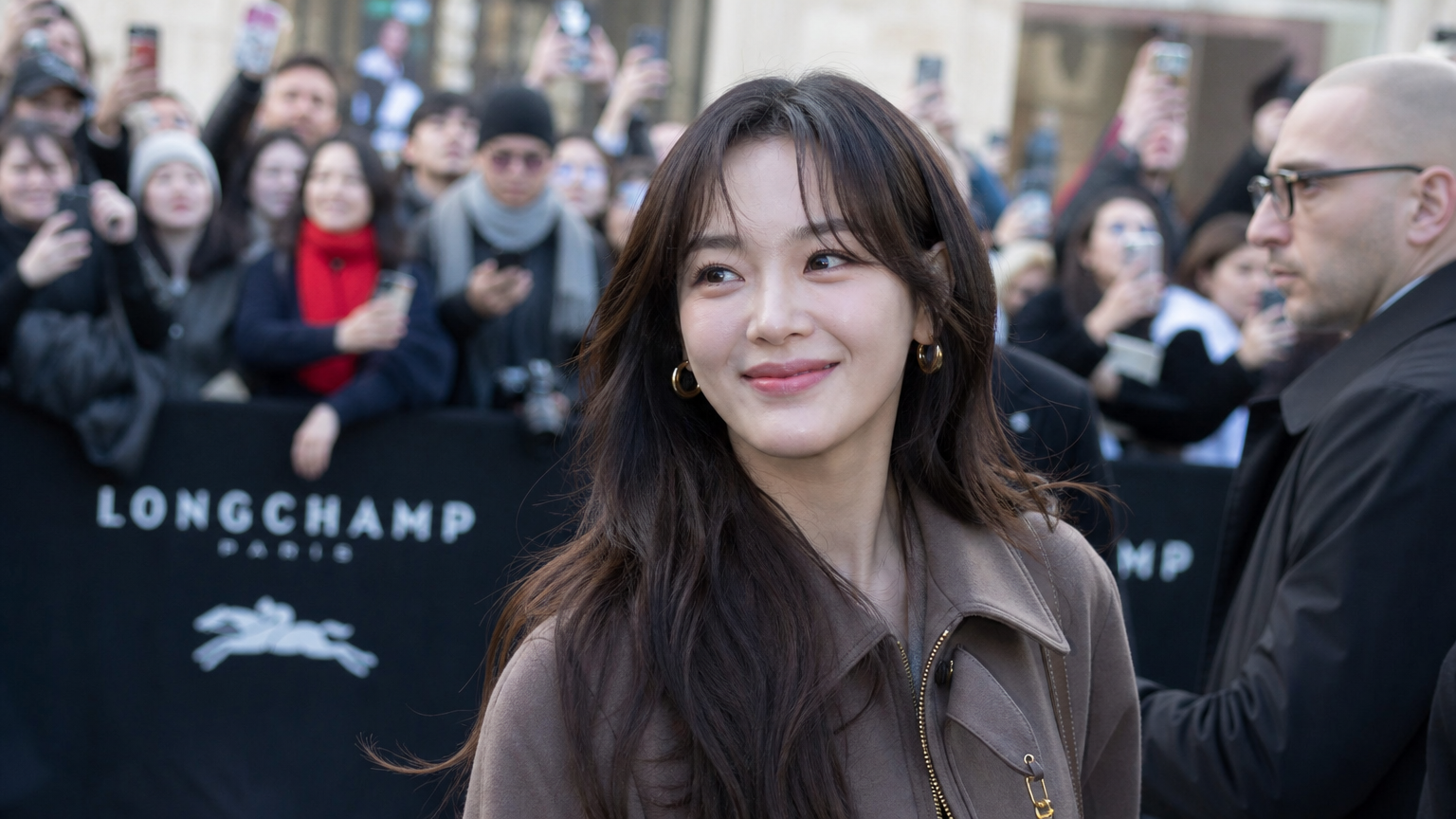 프랑스 파리에서 롱샴 아트 페스티벌에 참석하는 김세정