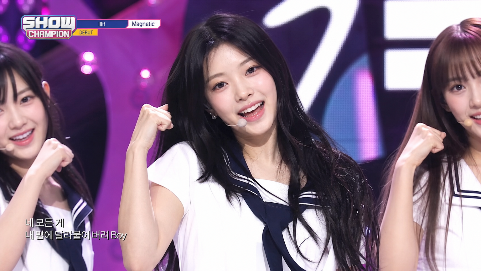 TV 음악 프로그램 무대에서 에너지 넘치는 공연을 펼치는 젊은 여성들